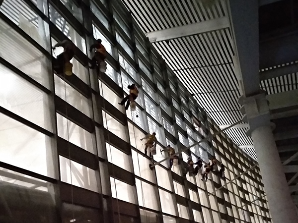 青岛火车站夜间高空保洁