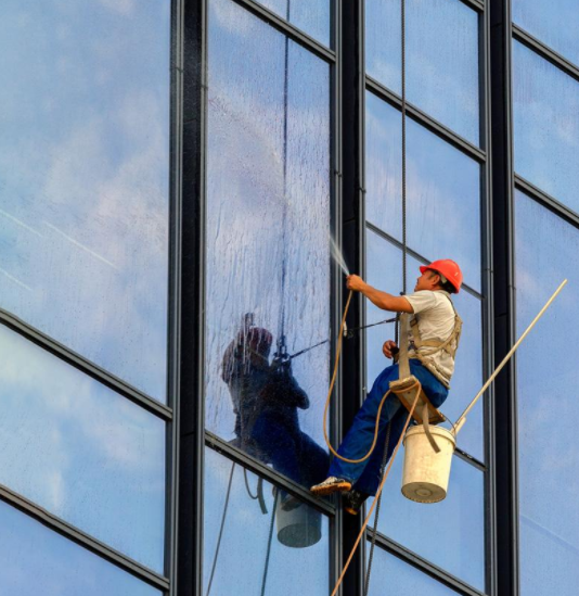 青岛外墙清洗为客户清洗墙面