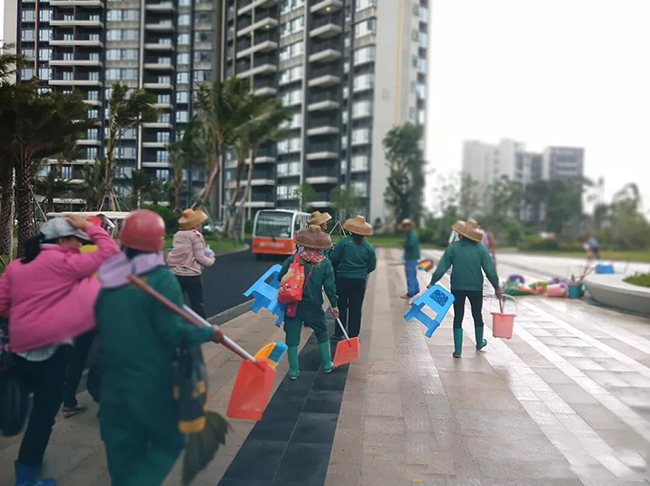 金昭阳青岛保洁公司负责人蔚蓝群岛项目现场，亲自指导开荒保洁工作