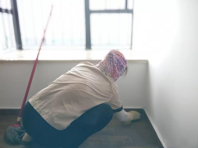 金昭阳青岛保洁公司负责人蔚蓝群岛项目现场，亲自指导开荒保洁工作